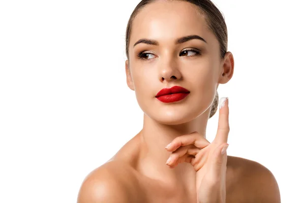 Menina bonita com lábios vermelhos aplicando creme no rosto isolado no branco — Fotografia de Stock