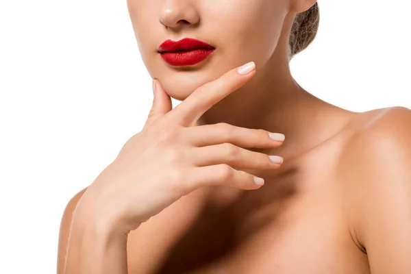 Vista ritagliata di ragazza con labbra rosse toccare mento isolato su bianco — Foto stock