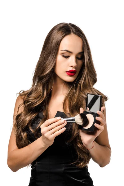Attraktives Mädchen im schwarzen Kleid mit roten Lippen, die Puder und Kosmetikpinsel isoliert auf weiß halten — Stockfoto