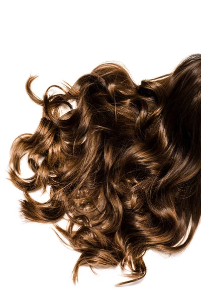 Abgeschnittene Ansicht von langen lockigen braunen weiblichen Haaren isoliert auf weiß — Stockfoto