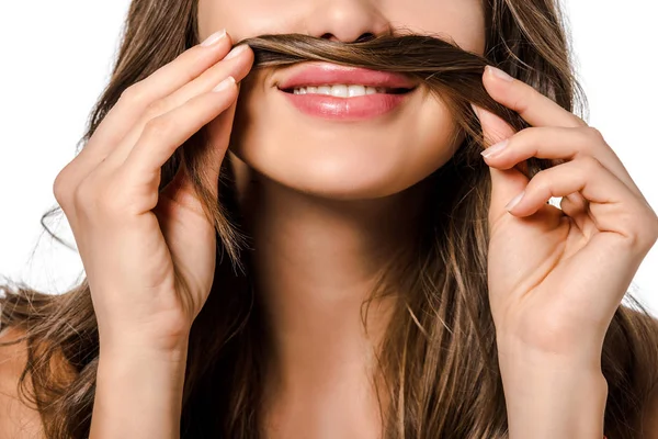 Vue recadrée de fille tenant les cheveux et souriant isolé sur blanc — Stock Photo