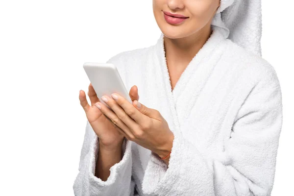 Приваблива дівчина в халат за допомогою смартфона ізольовані на білому — стокове фото