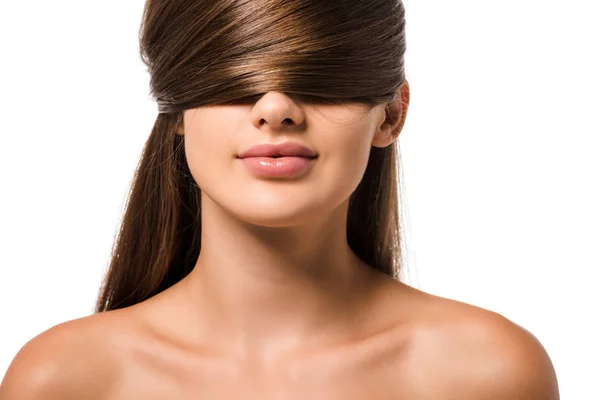Chica joven con los ojos cubiertos de pelo castaño largo aislado en blanco - foto de stock