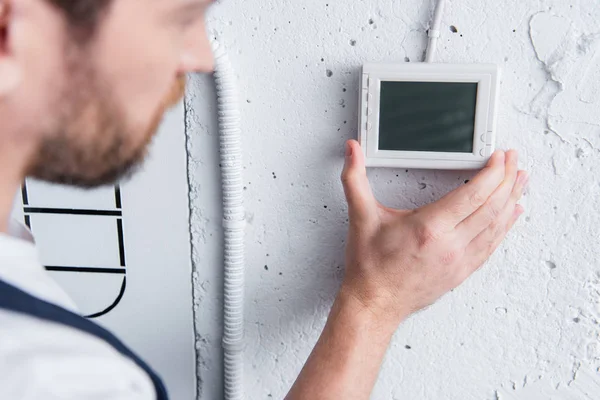 Teilansicht des männlichen Heimwerkers, der elektrische Schalttafel überprüft — Stockfoto