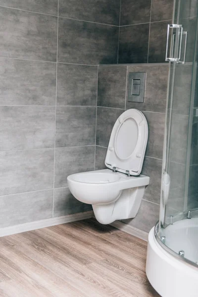 Intérieur de la salle de bain moderne avec toilettes en céramique blanche — Photo de stock