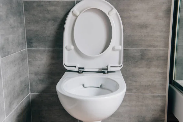 Вид на белый керамический туалет в современной ванной комнате — стоковое фото
