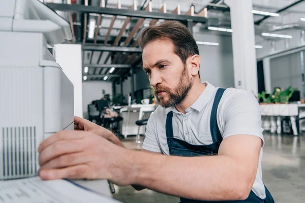 Nahaufnahme von männlichen Handwerker Reparatur Kopierer in modernem Büro — Stockfoto