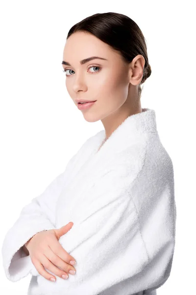 Schöne Frau im Bademantel mit Blick auf Kamera isoliert auf weiß — Stockfoto