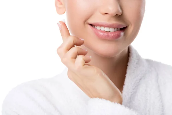 Vue recadrée d'une femme souriante en peignoir avec crème visage à la main isolée sur blanc — Photo de stock