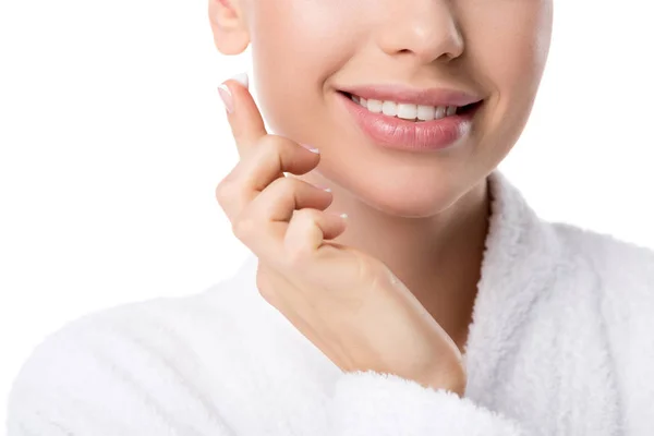 Vista recortada de la mujer sonriente en albornoz con crema facial en la mano aislada en blanco - foto de stock