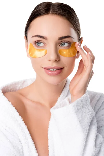 Bela mulher em roupão de banho branco com manchas olho dourado isolado no branco — Fotografia de Stock
