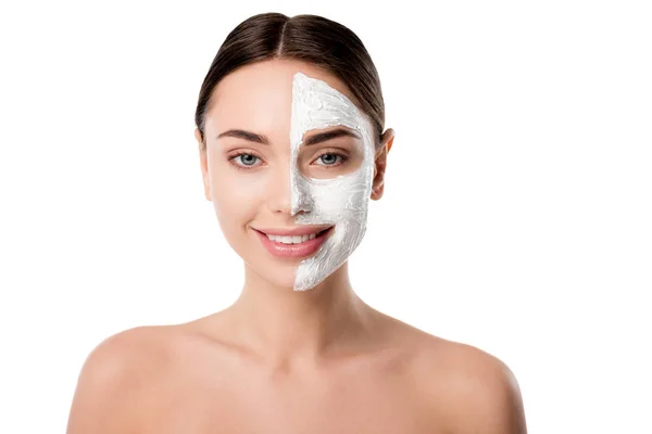 Lächelnde nackte Frau mit Gesichtspflegemaske, die isoliert auf weiß in die Kamera schaut — Stockfoto