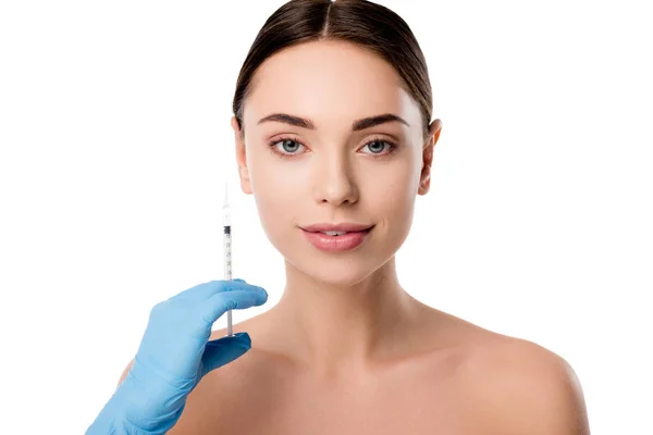Médico em luva de látex segurando seringa para dar injeção de beleza para mulher sorridente isolado em branco — Fotografia de Stock
