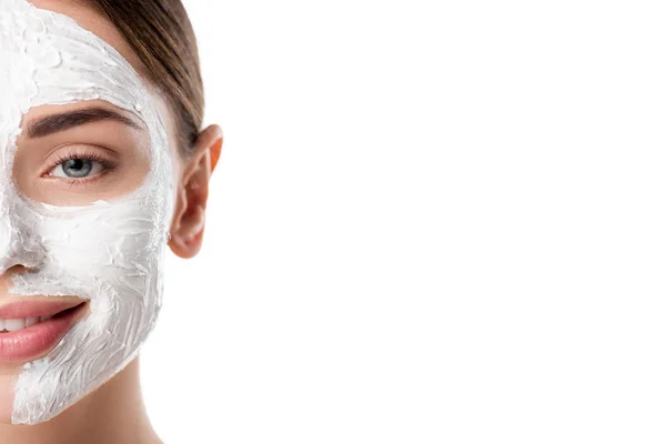 Vista ritagliata di donna sorridente con maschera per la cura della pelle del viso isolato su bianco con spazio copia — Foto stock