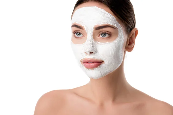 Belle femme avec masque soin visage isolé sur blanc — Photo de stock