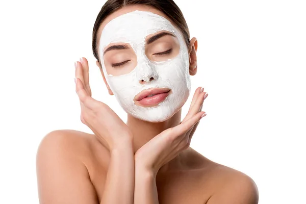 Hermosa mujer desnuda con mascarilla facial cuidado de la piel y los ojos cerrados aislados en blanco - foto de stock