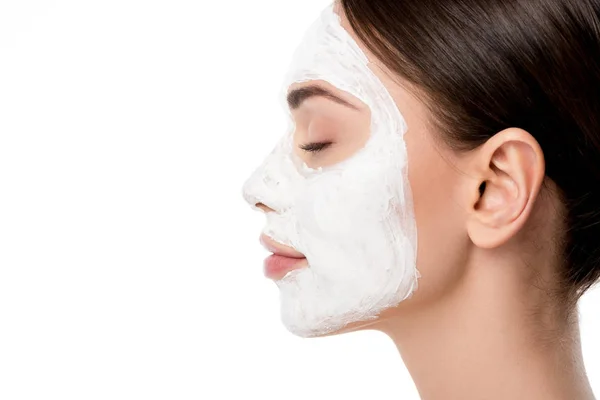 Femme avec masque de soins de la peau du visage et les yeux fermés isolés sur blanc avec espace de copie — Photo de stock