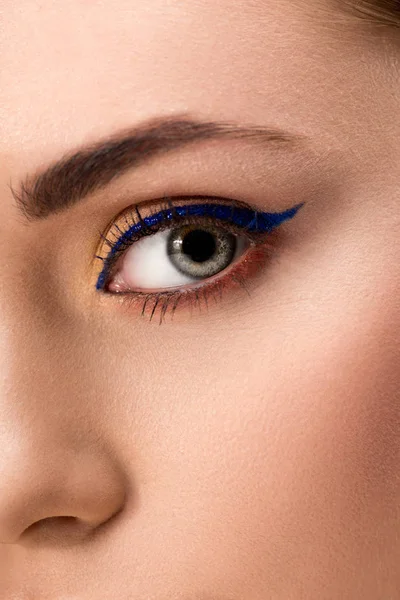 Close up of female eye with blue eyeliner and perfect skin — Stock Photo