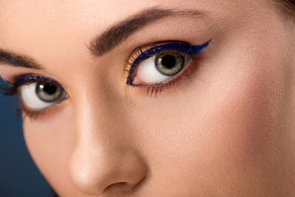 Обрізаний вид на жіночі очі з блакитною підводкою та ідеальною шкірою — стокове фото