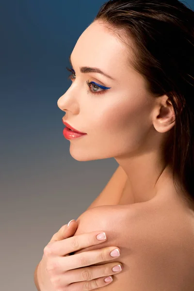 Portrait de femme séduisante avec un maquillage glamour détournant les yeux — Photo de stock