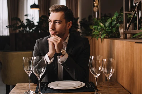 Schöner Mann im Anzug wartet im Restaurant auf Freundin — Stockfoto