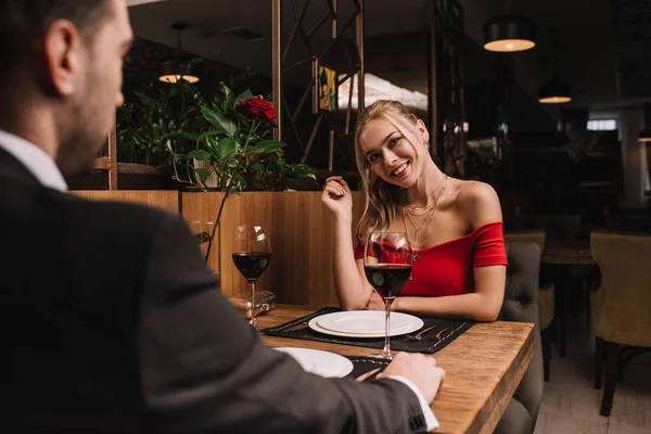 Mulher atraente flertando com namorado no restaurante — Fotografia de Stock