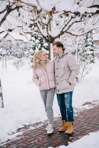 Couple heureux se regardant tout en marchant dans le parc d'hiver — Photo de stock