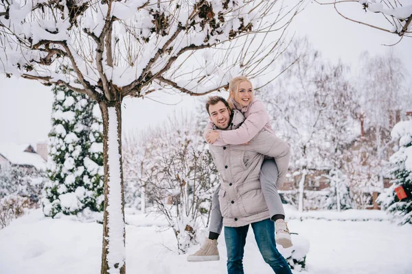 Playful couple spending time in snowy park — Stock Photo