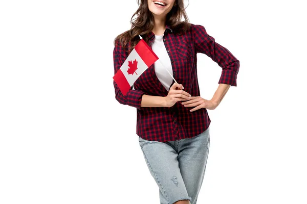 Abgeschnittene Ansicht einer Frau mit einer Hand auf der Hüfte, die die kanadische Flagge isoliert auf Weiß hält — Stockfoto
