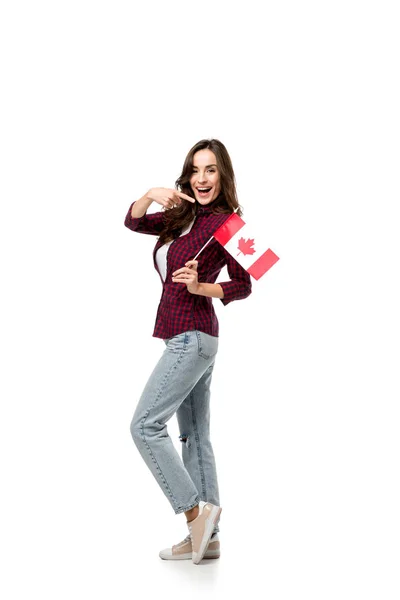 Mulher apontando com o dedo para a bandeira canadense isolada no branco — Fotografia de Stock