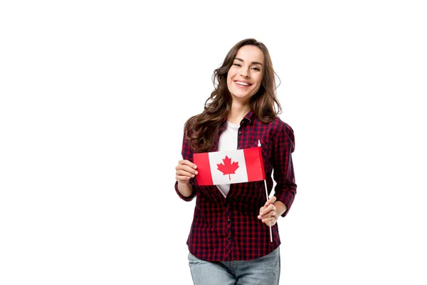 Hermosa mujer sonriente sosteniendo bandera canadiense y mirando a la cámara aislada en blanco - foto de stock