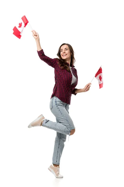 Belle femme heureuse tenant des drapeaux canadiens isolés sur blanc — Photo de stock