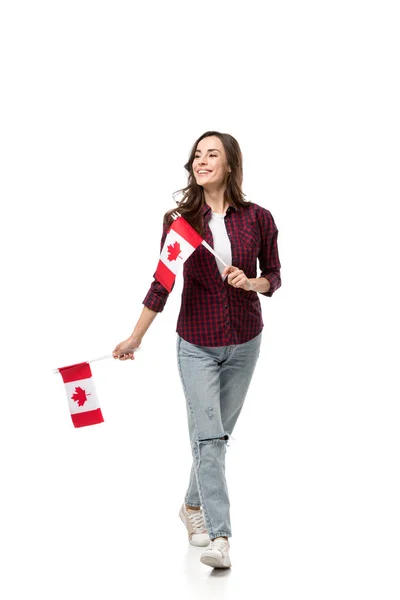 Belle femme tenant des drapeaux canadiens isolés sur blanc — Photo de stock