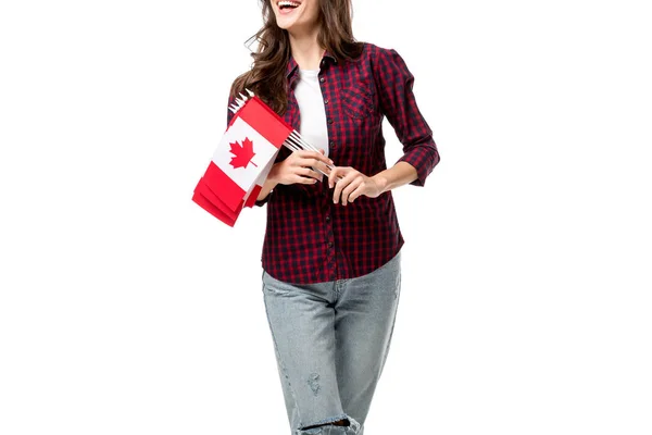 Vista recortada de la mujer sosteniendo banderas canadienses aisladas en blanco - foto de stock