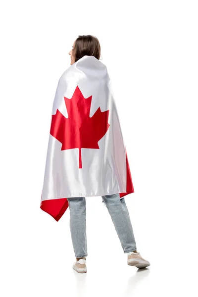 Vista posteriore della donna coperta di bandiera canadese isolata su bianco — Foto stock