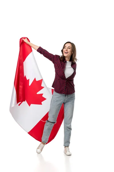 Alegre mujer sosteniendo bandera canadiense aislada en blanco - foto de stock