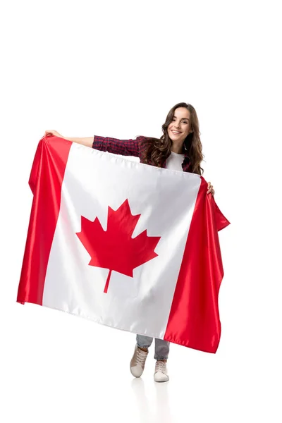 Красива жінка тримає канадський прапор і дивиться на камеру ізольовано на білому — стокове фото