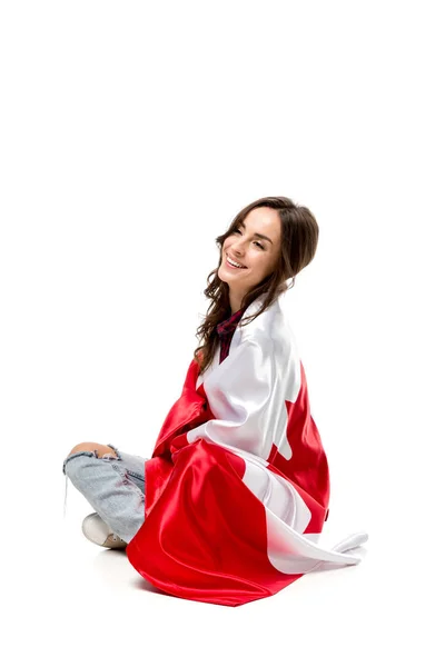 Hermosa mujer feliz cubierto de bandera canadiense aislado en blanco - foto de stock