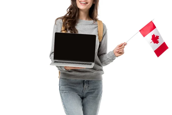 Recortado vista de estudiante con bandera canadiense presentando portátil con pantalla en blanco aislado en blanco - foto de stock