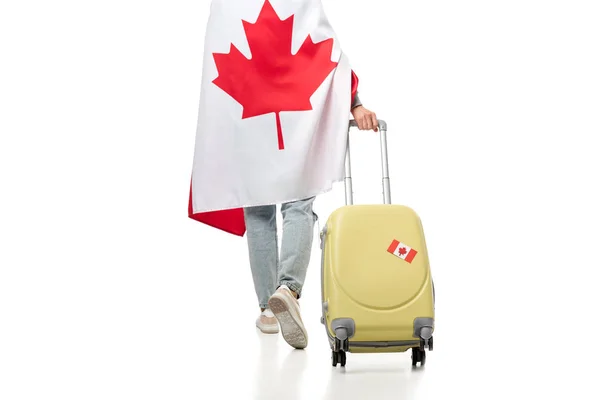 Vista cortada de mulher coberta em bandeira canadense com mala isolada em branco, conceito de viagem — Fotografia de Stock