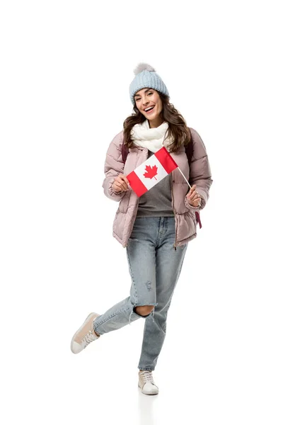 Щаслива студентка-жінка в зимовому одязі тримає канадський прапор ізольовано на білому — стокове фото