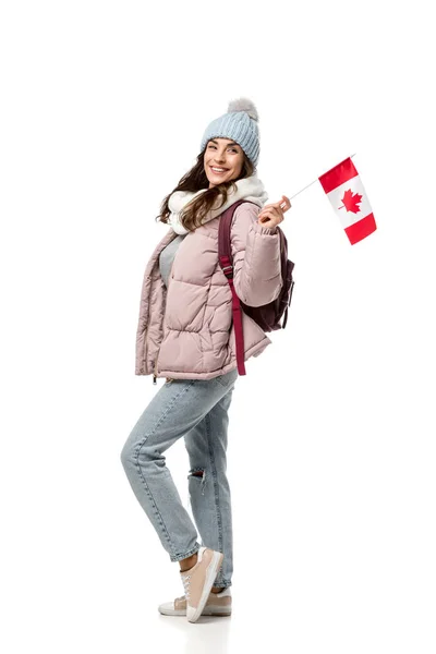Glückliche Studentin in Winterkleidung mit kanadischer Flagge auf weißem Grund, die im Ausland studiert — Stockfoto