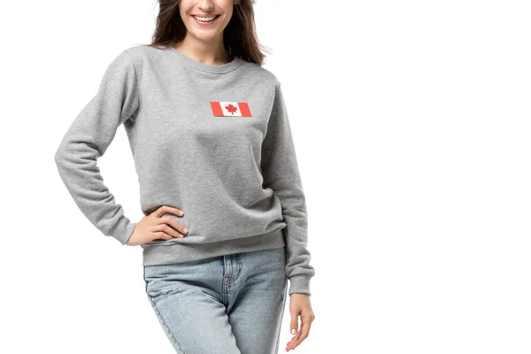 Vista ritagliata di donna sorridente con bandiera canadese distintivo isolato su bianco — Foto stock