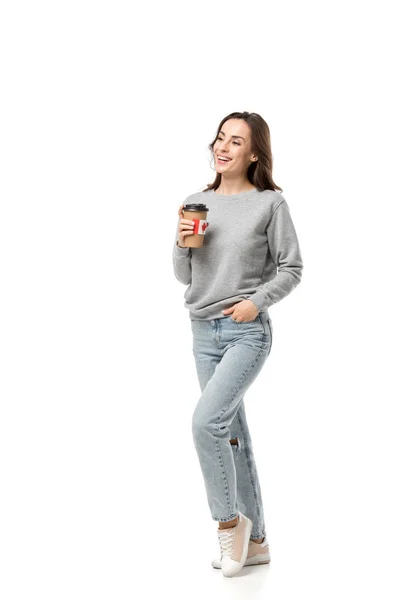 Mujer sonriente sosteniendo taza de café con pegatina de bandera canadiense aislado en blanco - foto de stock