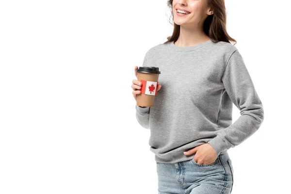 Vue recadrée de la femme tenant une tasse de café avec autocollant drapeau canadien isolé sur blanc — Photo de stock