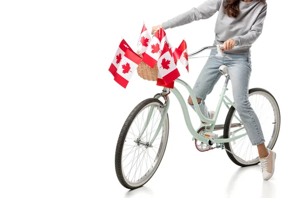 Vista cortada de mulher andando de bicicleta vintage com bandeiras canadenses isoladas em branco — Fotografia de Stock