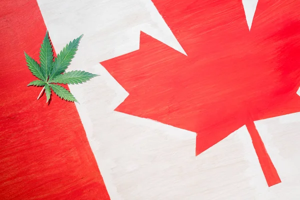 Cannabis-Blatt auf kanadischer Flagge mit Copy Space, Marihuana-Legalisierungskonzept — Stockfoto