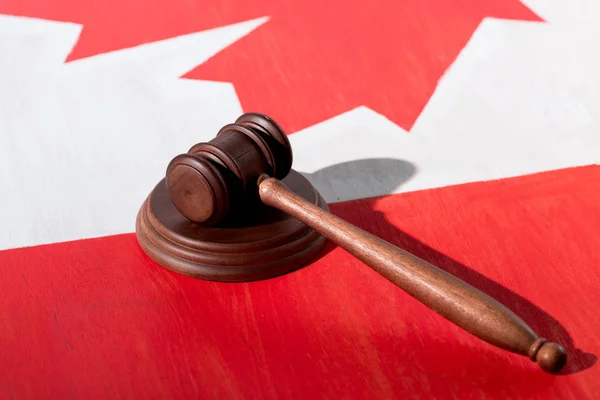 Selective focus of wooden gavel with canadian flag on background, justice concept — Stock Photo