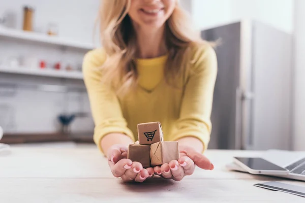 Abgeschnittene Ansicht einer blonden Frau mit dekorativen Paketen in den Händen — Stockfoto