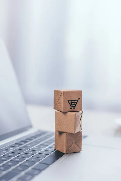 Foco seletivo de caixas de papel de brinquedo no teclado do laptop moderno — Fotografia de Stock